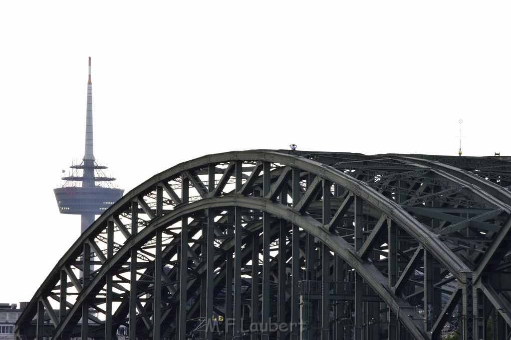 PSpringt kein Suizid Brueckenspringer Koeln Hohenzollernbruecke P114.JPG - Miklos Laubert